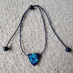 Adjustable necklace.